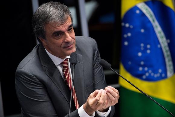 Cardozo chora e fala em injustiça contra Dilma