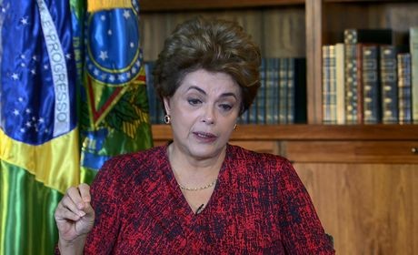 Senadores decidem que Dilma pode exercer função pública