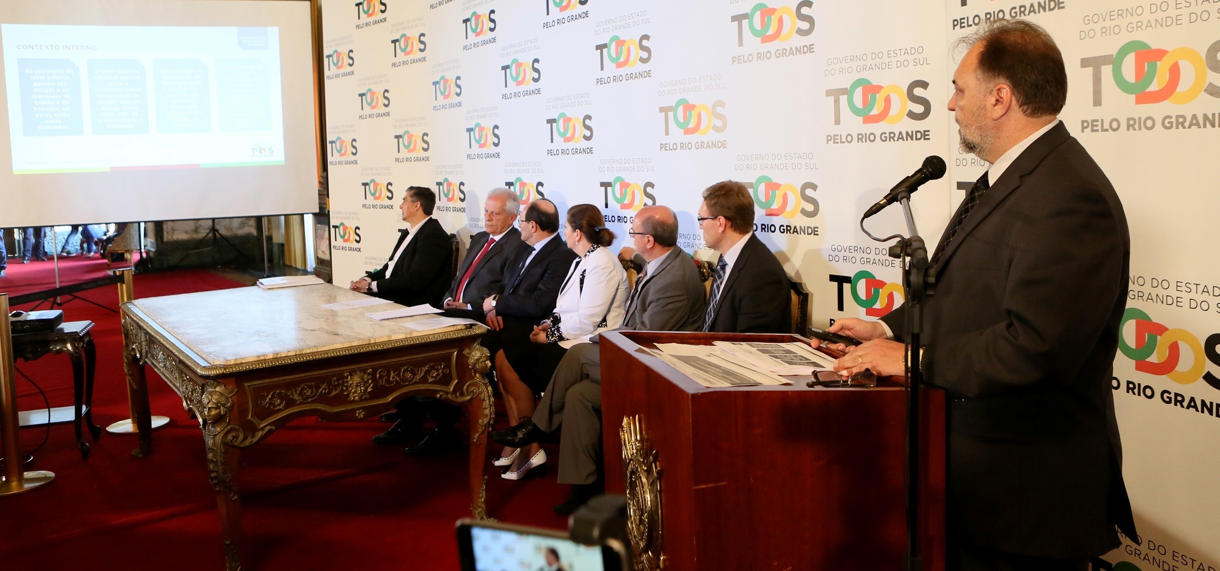 Governo anuncia pacote de medidas contra crise financeira e extingue secretarias e fundações