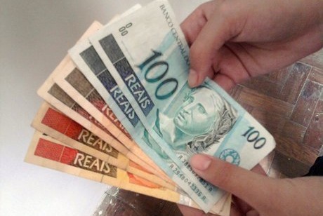 Pagamento de dívidas e guardar parte do benefício são as principais dicas para utilizar o 13º