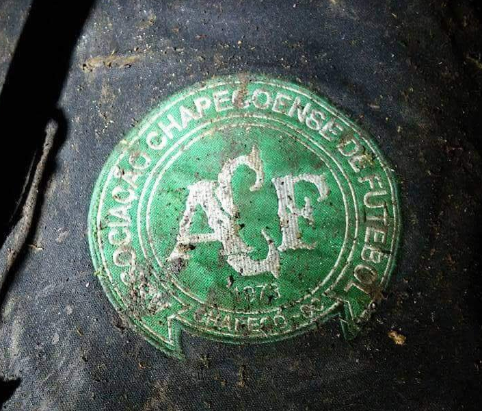 Após tragédia, torcedores da Chapecoense fazem vigília na Arena Condá