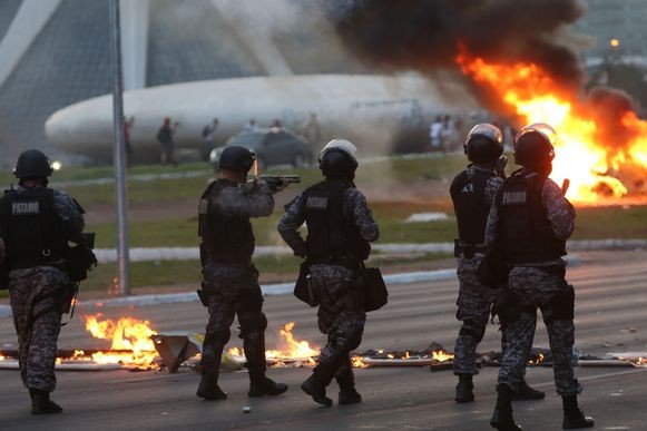 Protesto na Esplanada contra PEC tem tumulto e confronto com a PM