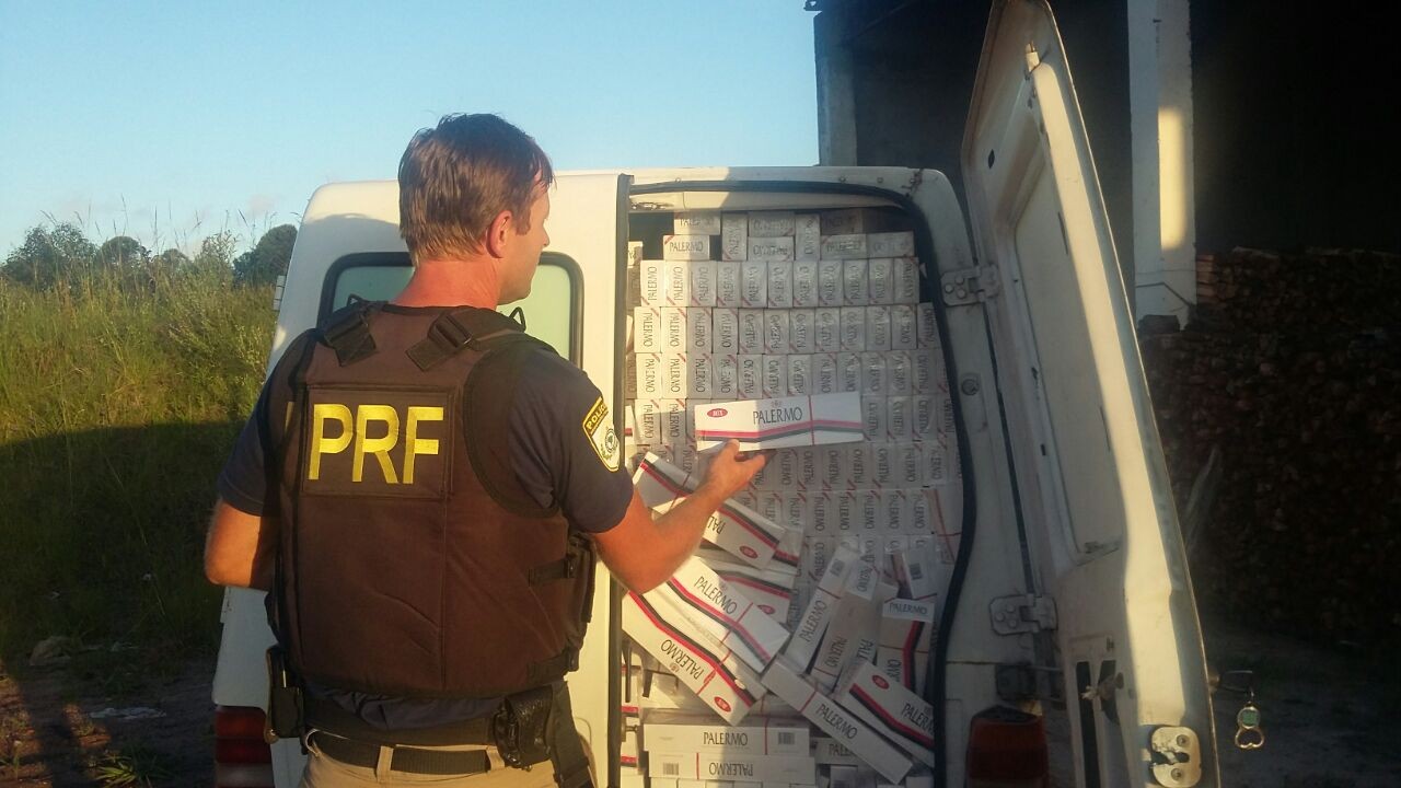 PRF apreende mais de 20.000 maços de cigarros contrabandeados em Pelotas