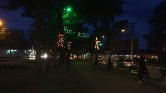 Avenida Rio Grande no Balneário Cassino recebe decorações de Natal