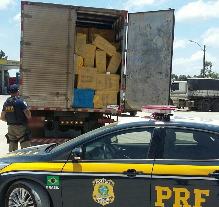 PRF apreende cigarros contrabandeados em Pelotas; Carga avaliada em 1,5 milhão