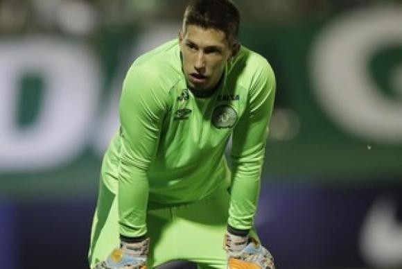 Goleiro da chapecoense chega a SP 