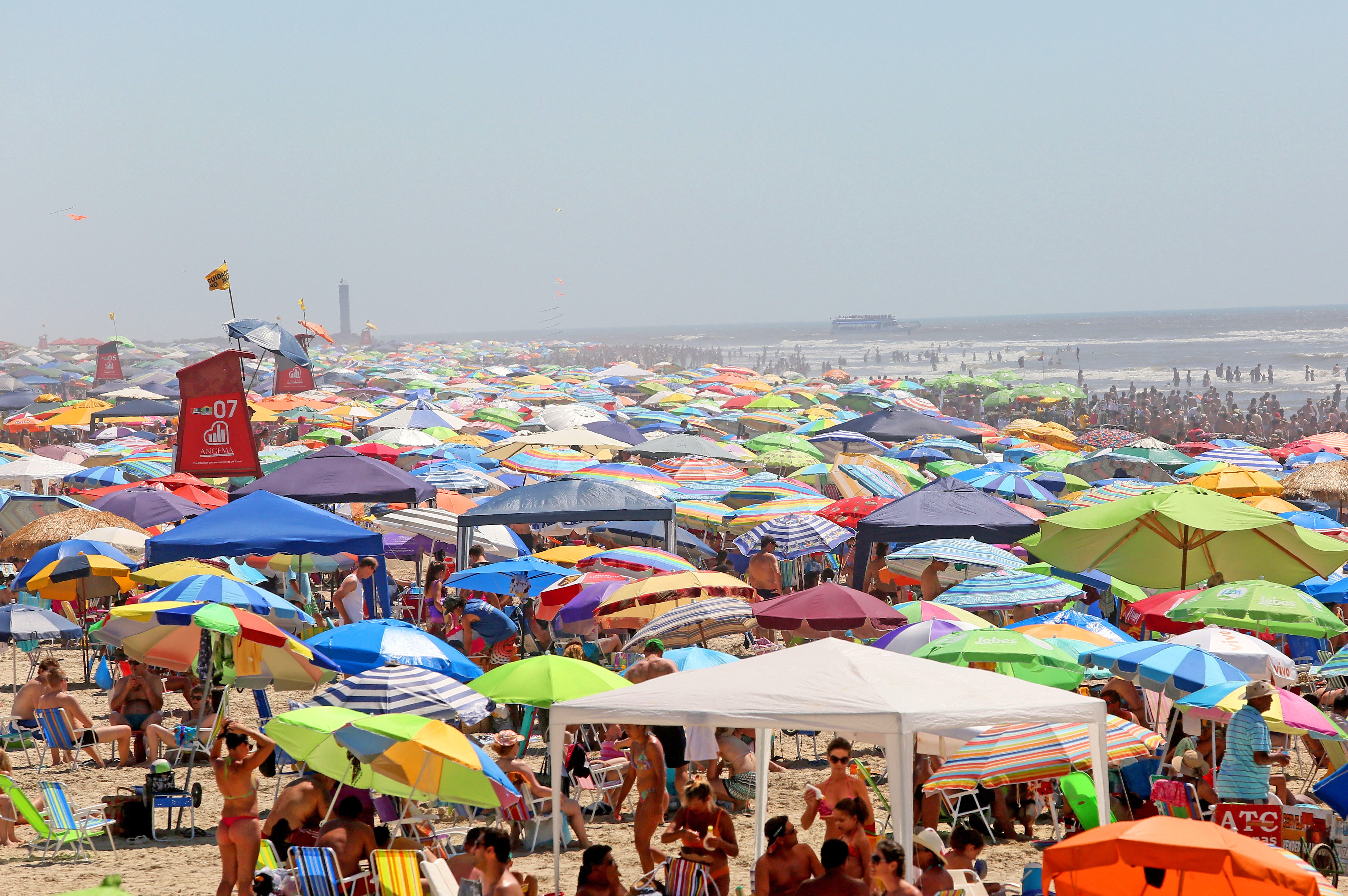 Corsan promove ações para qualificar serviços no Litoral durante o verão