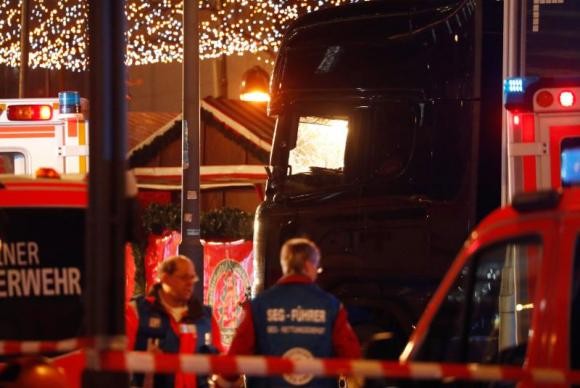 Caminhão lançado contra feira em Berlim deixa 12 mortos e 50 feridos