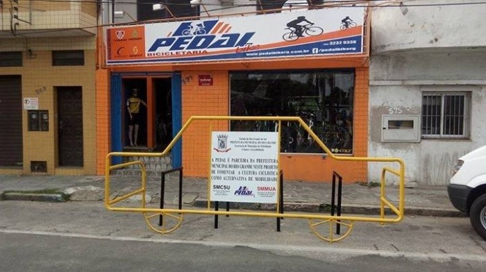 Mobiliário urbano para bicicletas é instalado na Rua Senador Corrêa