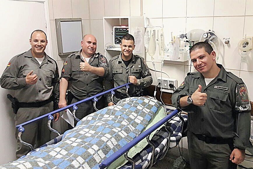 Policiais Militares salvam homem que estava se afogando
