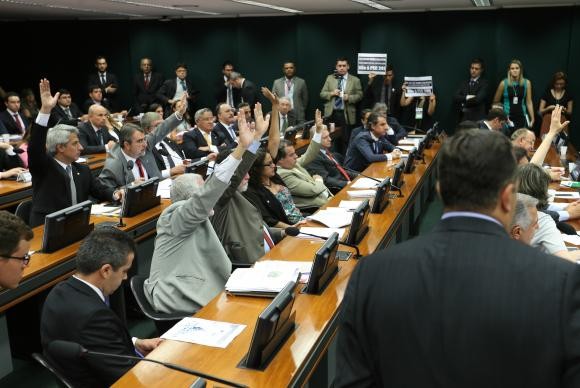 Comissão aprova texto final e PEC do Teto está pronta para votação em 2º turno