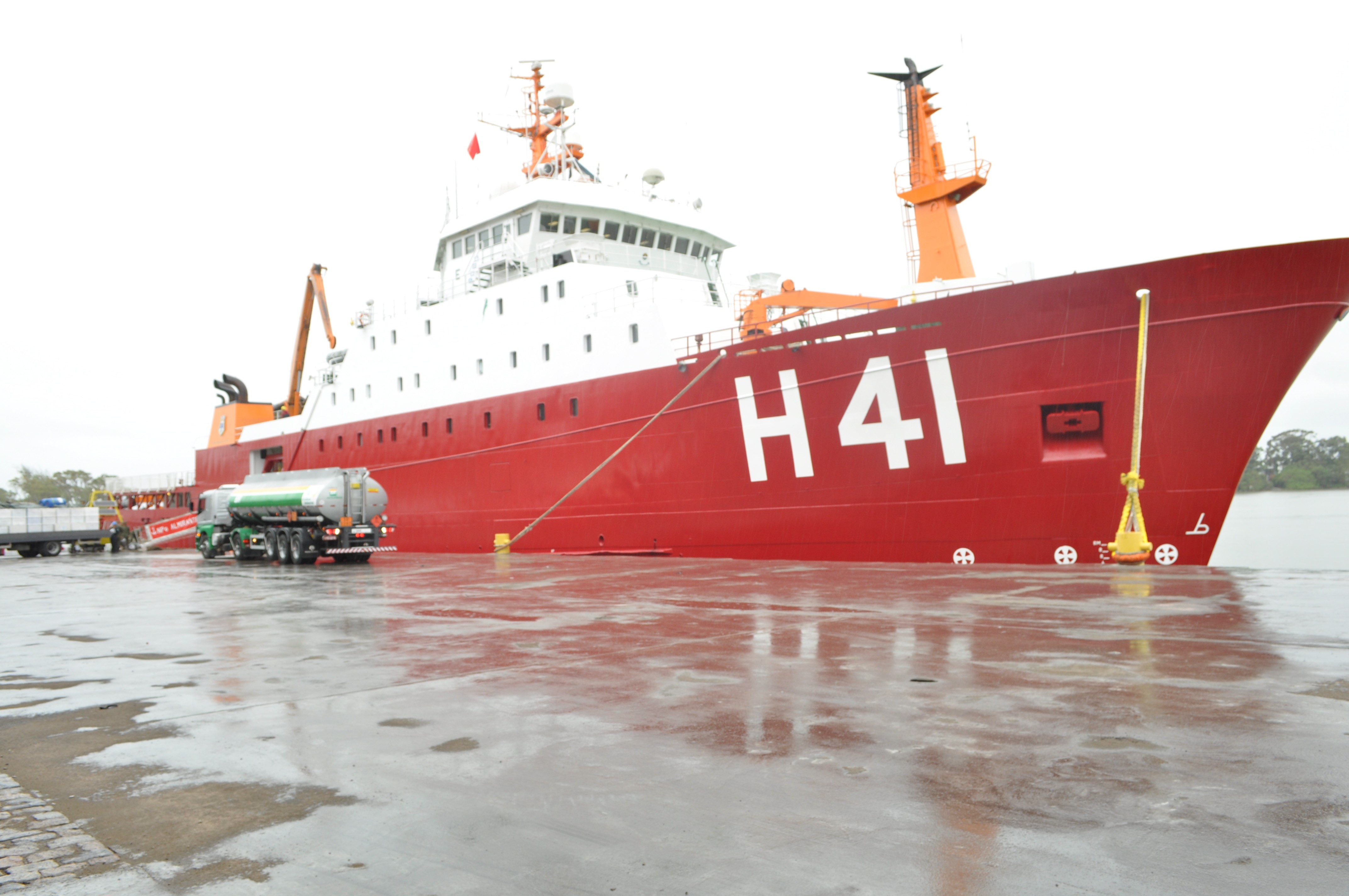 Navios fazem escala no Porto do Rio Grande antes de irem para Antártica
