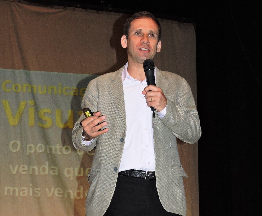 Comemoração dos 50 anos da CDL encerrou com palestra motivacional
