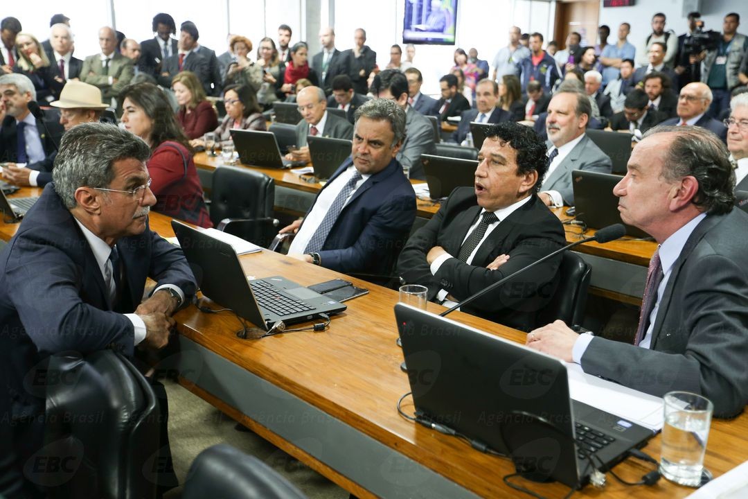 CCJ aprova relatório da PEC do Teto; texto segue para plenário do Senado