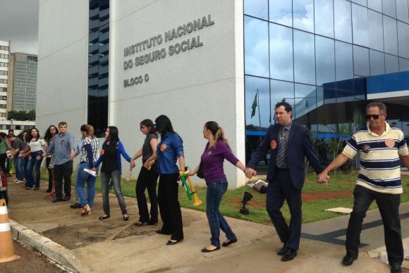 Movimento faz "abraçaço" ao prédio da Previdência Social contra reforma no setor