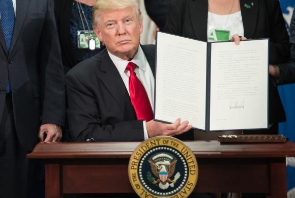Trump assina ordem para construção de muro na fronteira dos EUA com o México