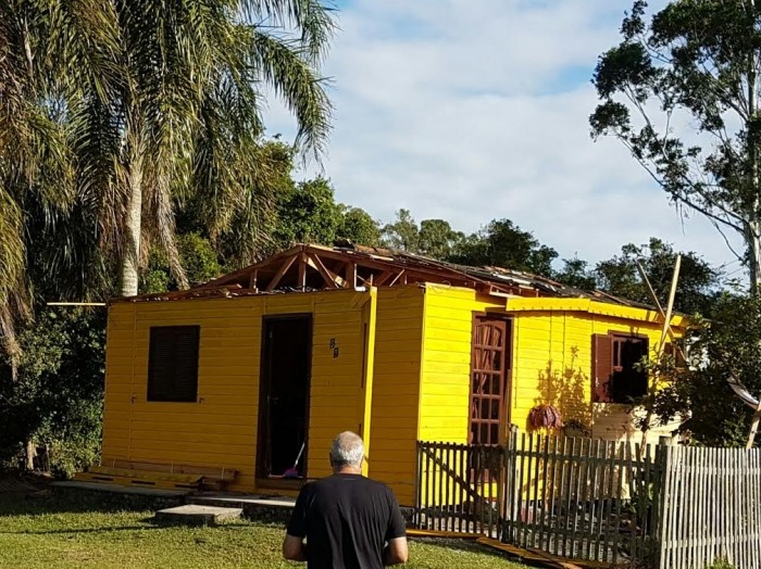 Defesa Civil e Secretarias auxiliam moradores atingidos por ventania na Ilha da Torotama