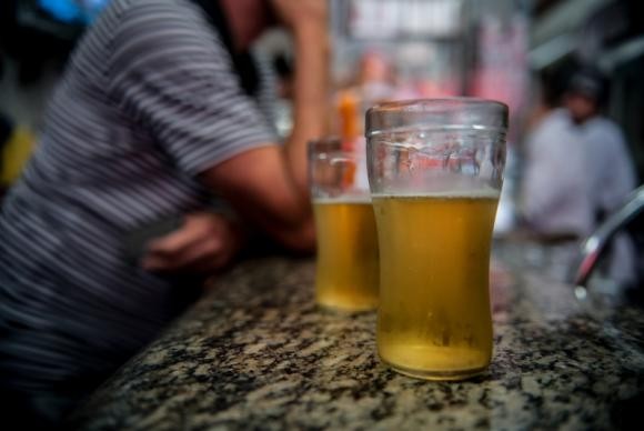 Guia alerta sobre consumo precoce de bebidas alcoólicas entre jovens