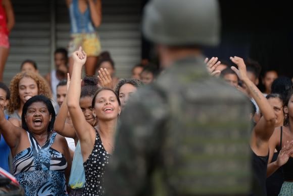 Moradores protestam em frente a quartel-geral de Vitória pedindo a volta da PM