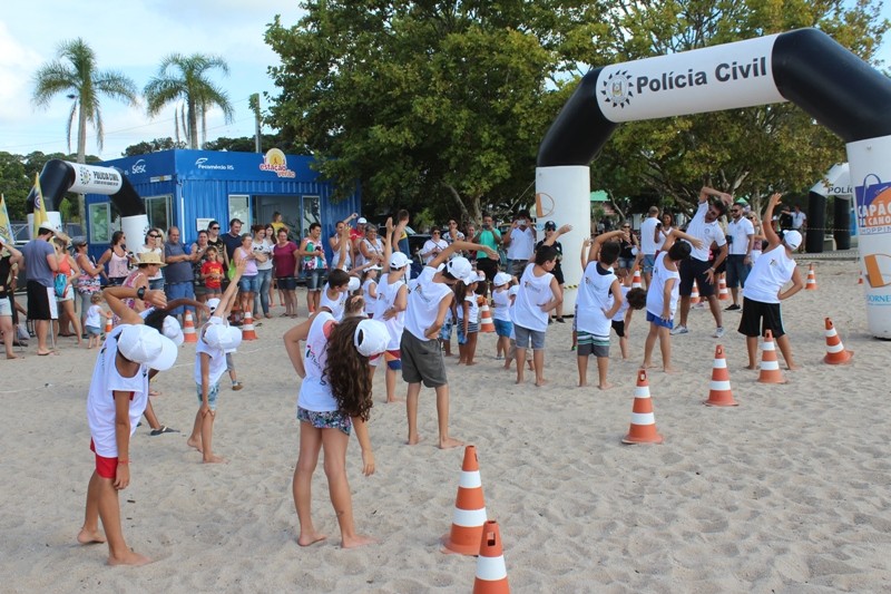 Banhistas recebem treinamento em ações preventivas na praia do Laranjal