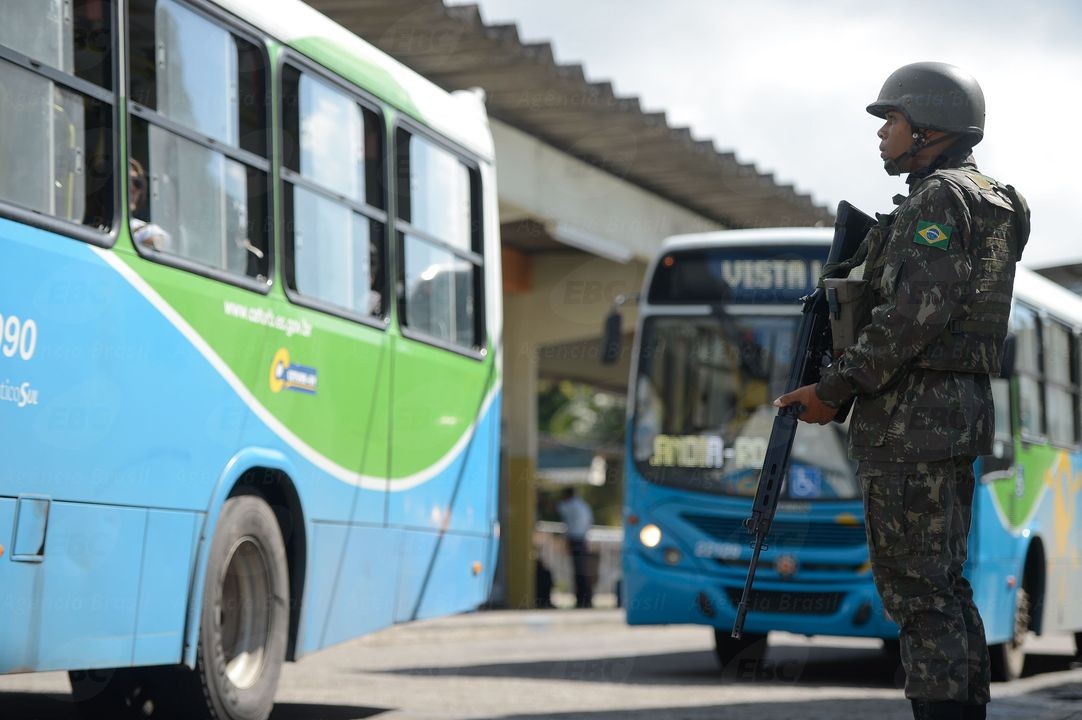 Polícia militarizada favorece manifestações como as do ES, diz professor