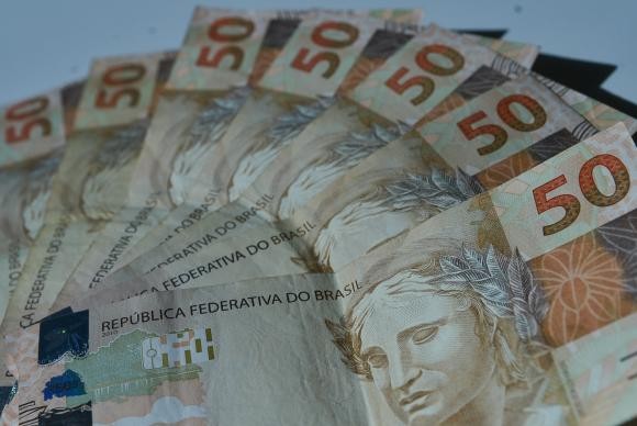 Juros do cheque especial e do empréstimo ficam estáveis no começo do ano