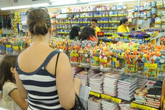 Confira dicas para economizar e itens proibidos na lista de material escolar