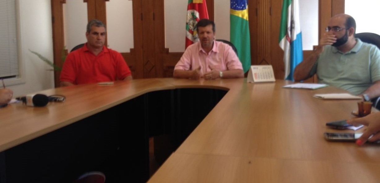 Prefeitura anuncia corte nas verbas para desfile no sambódromo e confirma mudança na gestão da Santa Casa