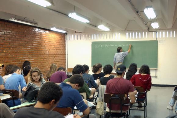 Inscrições para mudar de escola e se matricular no EJA terminam sexta