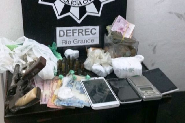 Homens são presos por associação ao tráfico gerenciados por detentos