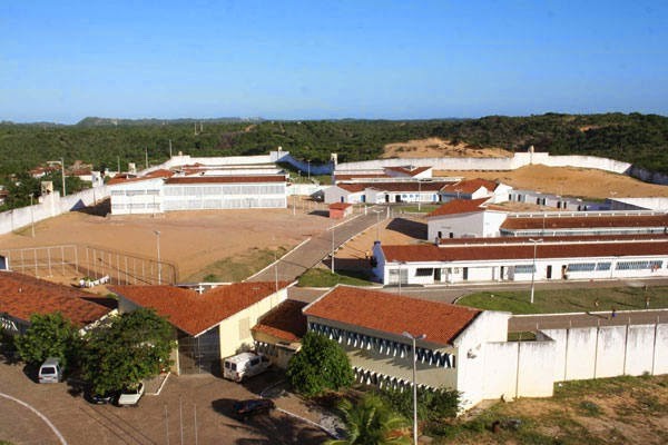 Tamanho e quantidade de fossas dificultam busca por corpos em Alcaçuz