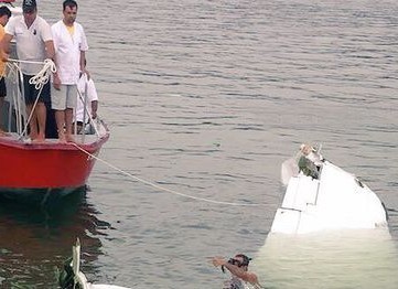 Destroços do avião que caiu em Paraty são resgatados e seguem para Angra