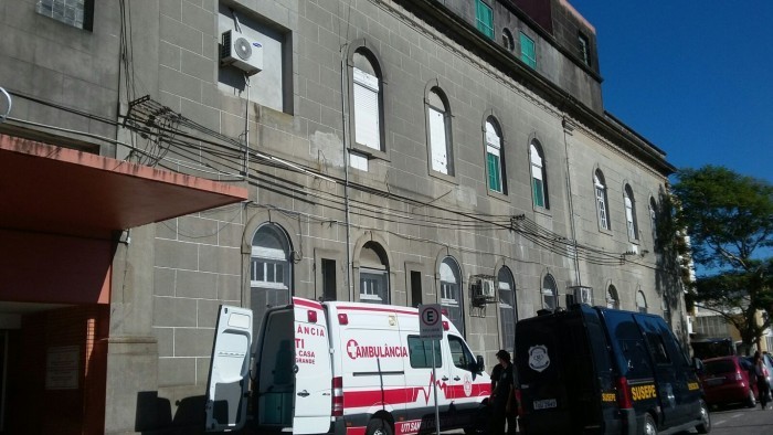 Grupo de pessoas solicita aos vereadores auditoria externa na Santa Casa