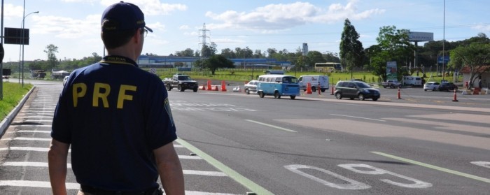 PRF e Receita Federal apreendem carga de cigarros em  Rio Grande