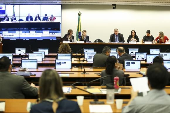 Especialistas criticam proposta de igualar aposentadoria de mulheres e homens