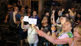 Adriana Ancelmo é recebida com protestos ao chegar à prisão domiciliar