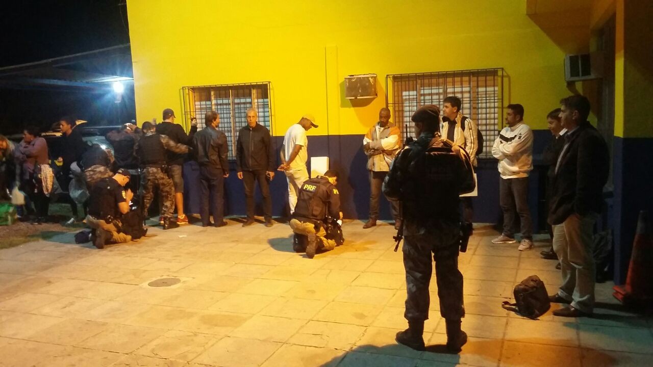 Operação conjunta entre PRF e POE 6º BPM resulta em três detenções por posse e tráfico de drogas