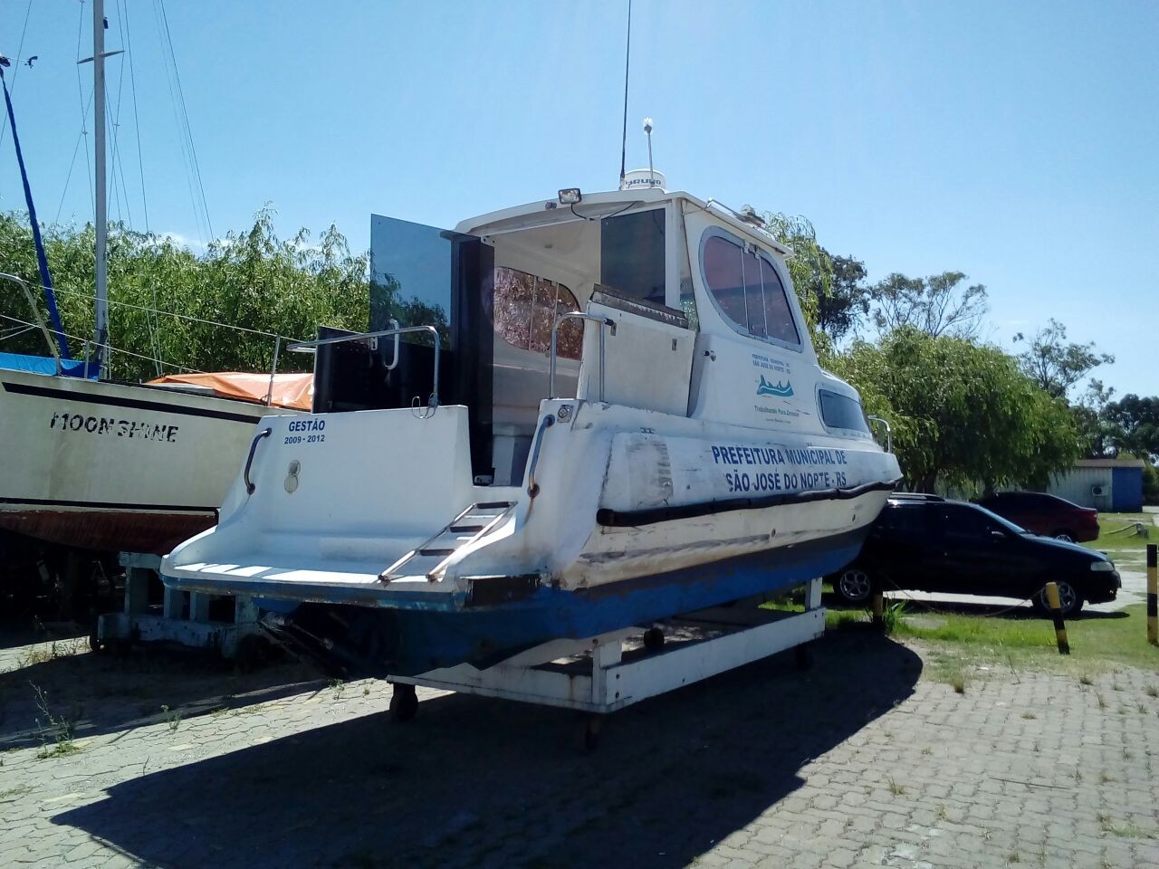Tripulação auxilia na recuperação das ambulanchas