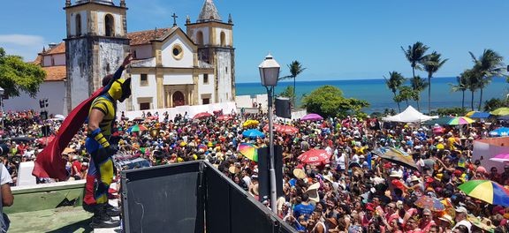 Super-heróis combatem o mau humor e viram estrelas em Olinda