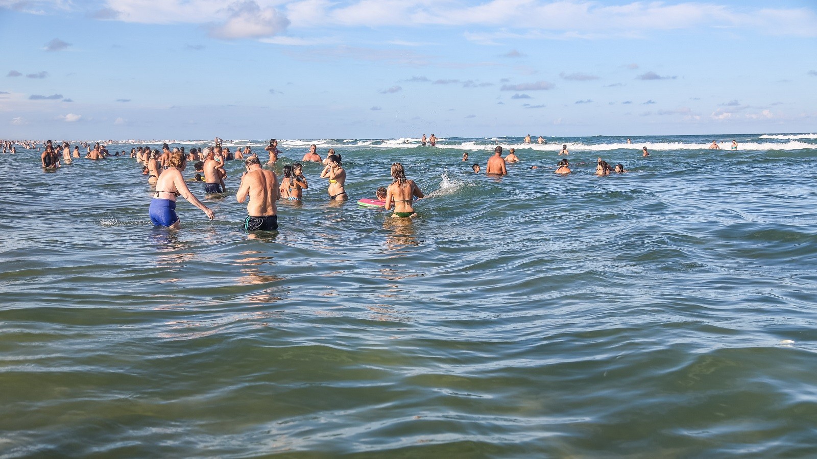 Calor e mar cristalino movimentam praias do Litoral gaúcho