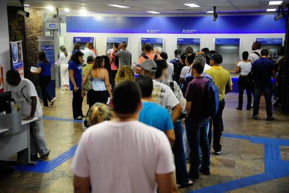 Pessoas enfrentam filas no primeiro dia de saque do FGTS de contas inativas
