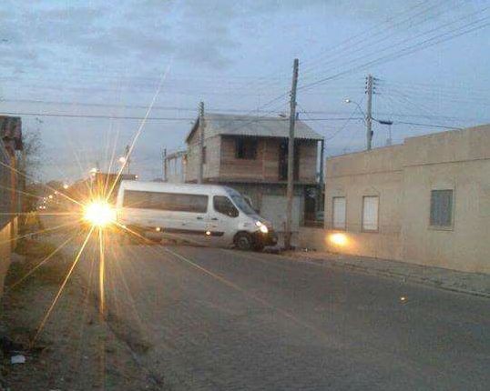 Van colide em poste no Norte
