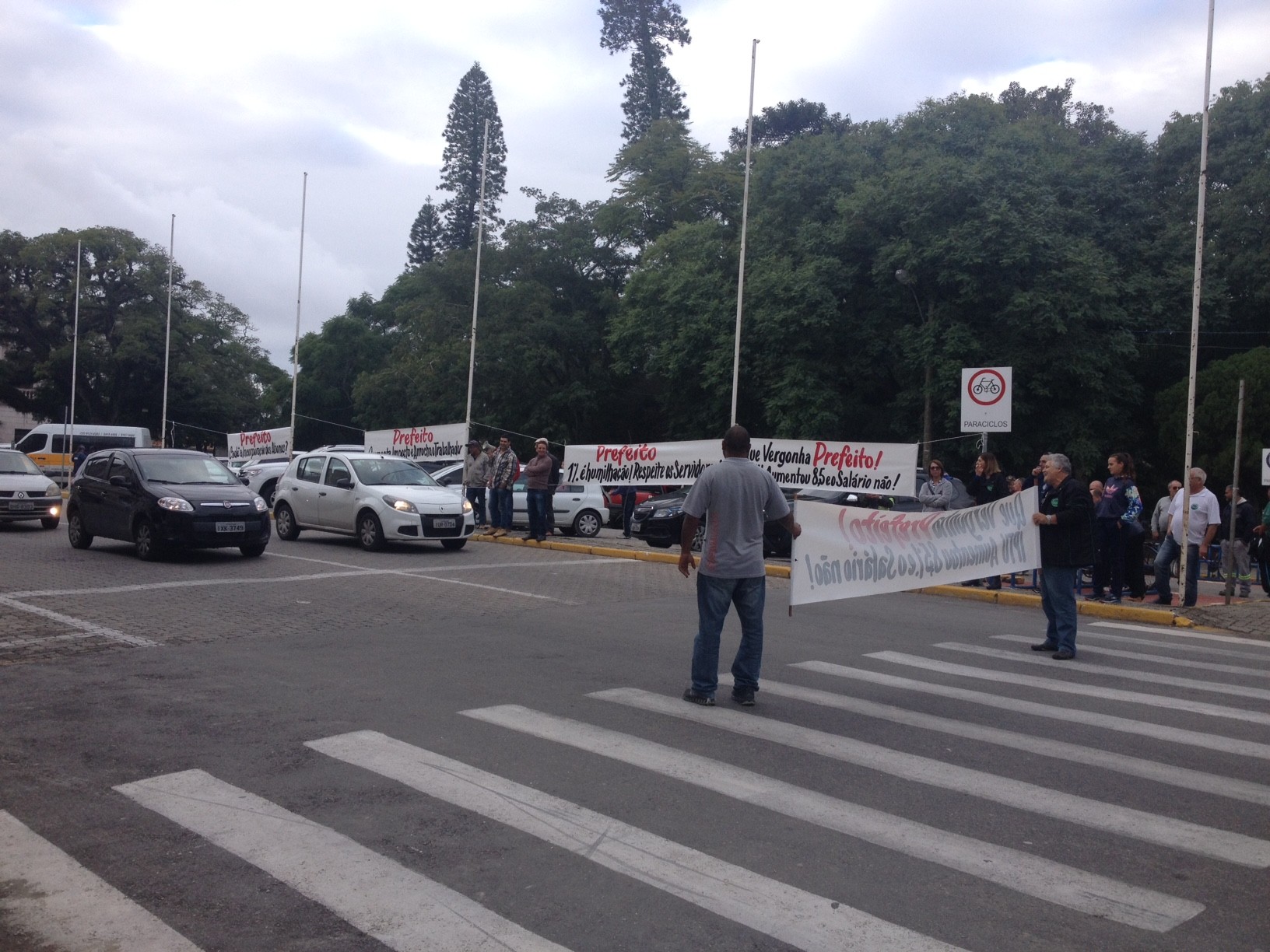 Funcionários municipais protestam pela falta de reposição salarial