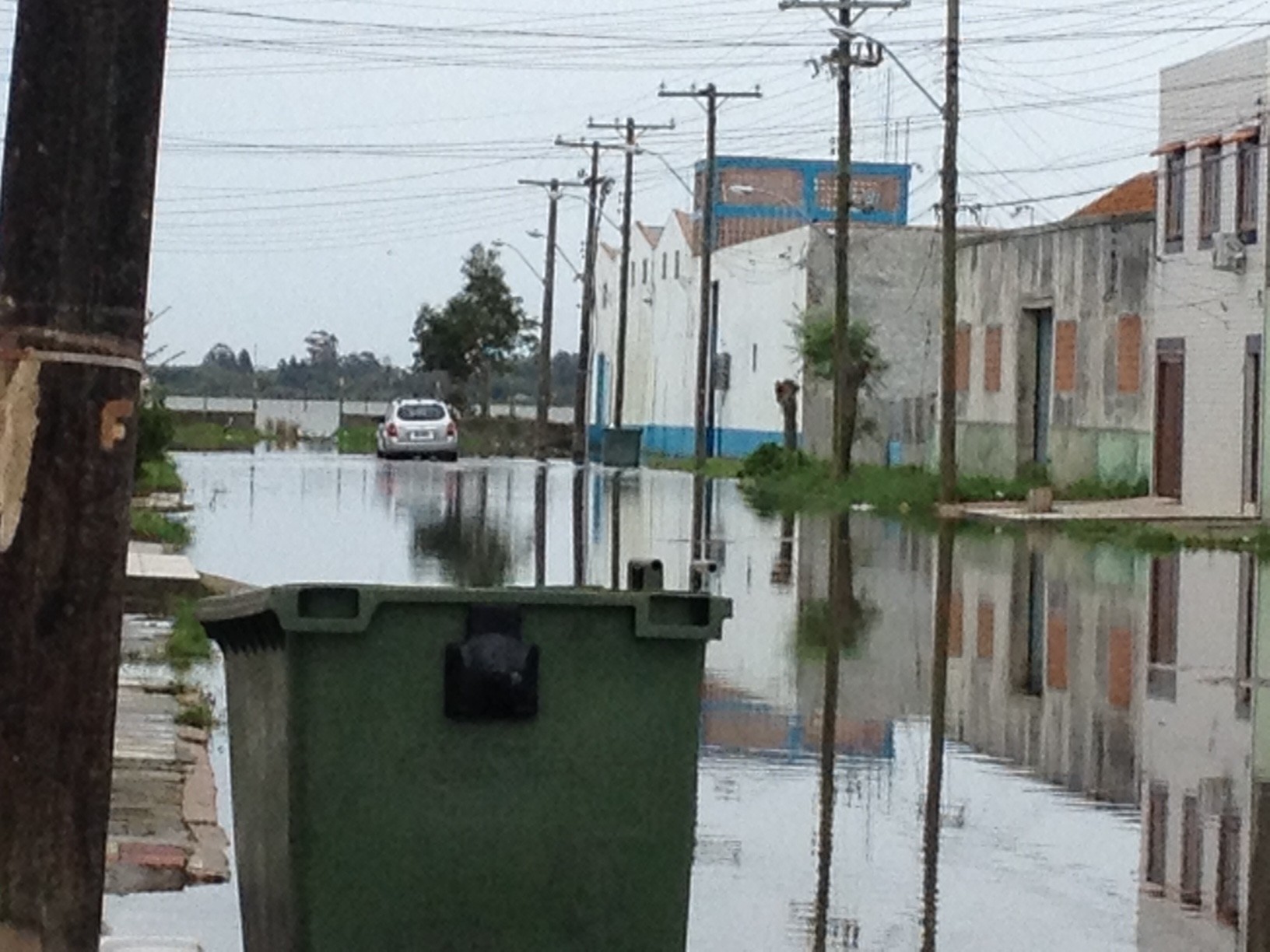 Nível da água baixa, mas previsão de mais chuva deixa Defesa Civil em alerta
