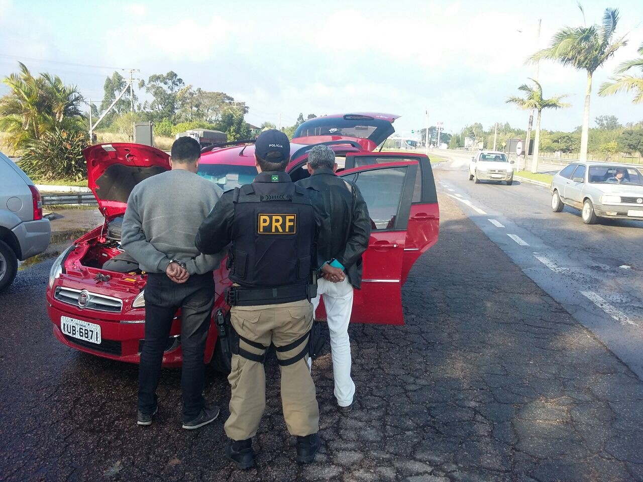 PRF prende dois homens com veiculo roubado na zona sul do Estado