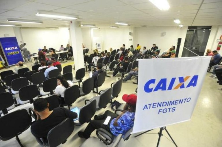 Agências da Caixa abrem mais cedo para saque das contas inativas do FGTS