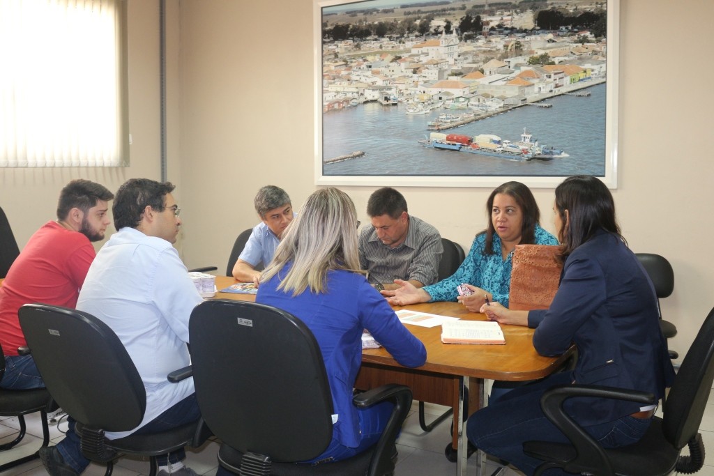 Prefeitura e empresários discutem a instalação de placas turísticas
