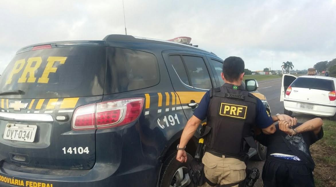 PRF prende traficante com arma e droga em Rio Grande