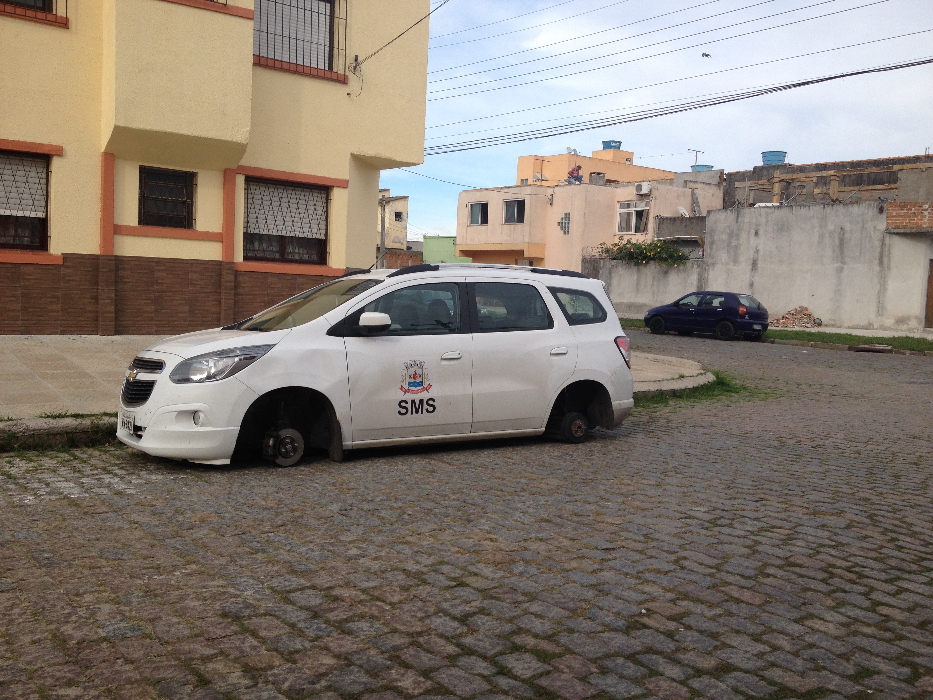 Veículo da SMS de SJN tem rodas furtadas