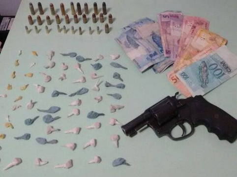 Polícia prende homem por tráfico de drogas